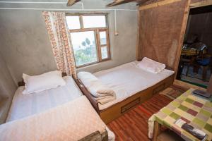 PatlekhetPatlekhet Community Homestay的小型客房 - 带2张床和窗户