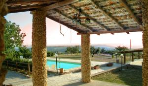 VigneBelvedere Cramaccioli的享有带凉亭的游泳池的景色