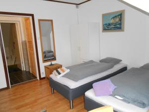 FredrikaFredrika Hotell Jakt&Fiskecamp的一间卧室设有两张单人床和一面镜子