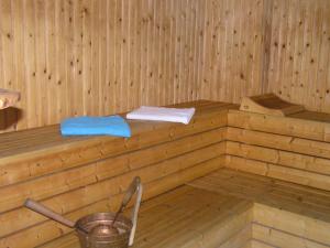 FredrikaFredrika Hotell Jakt&Fiskecamp的木制桑拿,带桶和蓝毛巾