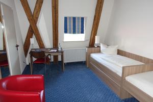埃尔万根塔格恩豪斯舍嫩贝格酒店的一间卧室配有一张床、一张桌子和一把椅子