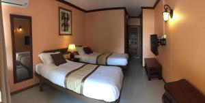 格兰贝伊Ocean Lake Tourist Residence的一间酒店客房内设有两张床的房间