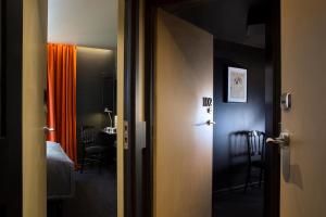 巴黎黑猫酒店的通向带卧室的房间的开放式门