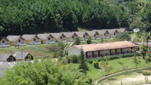 雅卡雷伊Hotel Fazenda Aldeia do Vale的一排建筑物的上方景观