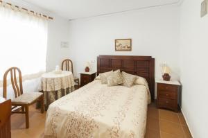 奥利瓦Comtessa的卧室配有一张床和一张桌子及椅子