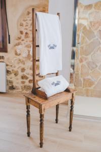 贝瑙卡斯Navazos loft的木椅上毛巾