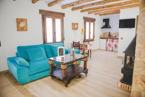 贝瑙卡斯Navazos loft的客厅配有蓝色的沙发和桌子