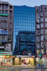 伊兹密尔苏苏祖鲁赛金酒店的市中心的高玻璃建筑