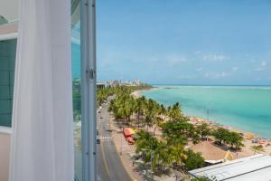 马塞约Hotel Sete Coqueiros的享有棕榈树海滩和大海的景色