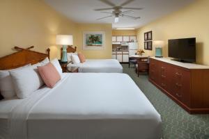 乔治敦阳光套房度假酒店的酒店客房设有两张床和一台平面电视。