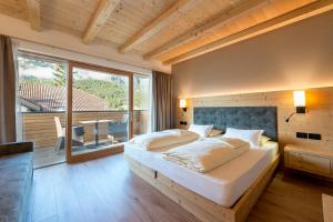 巴迪亚卡瓦利诺酒店的一间卧室设有一张大床和一个大窗户