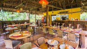 ArchidonaHakuna Matata Amazon Lodge的用餐室配有木桌和椅子
