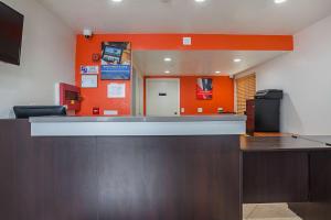 文图拉凡图拉市中心6号汽车旅馆的一个空的等待室,有橙色的墙壁