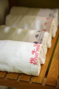 Tongxiao飞牛牧场 的两张毛巾,上面写着桌子