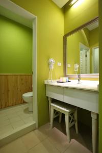 Tongxiao飞牛牧场 的一间带水槽、卫生间和镜子的浴室