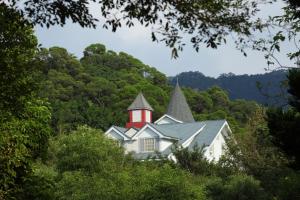 Tongxiao飞牛牧场 的森林中一座白色房子,有一座红塔