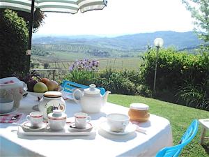 卡尔米尼亚诺La Solaria的茶壶和茶杯上的白桌
