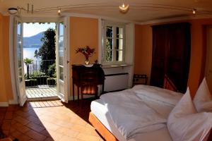 奥杰比奥Relais Villa Margherita的一间卧室设有一张床和一个阳台