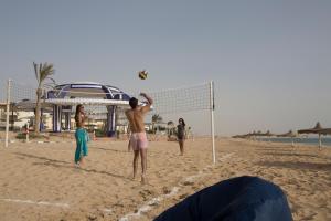 拉斯苏德尔Golden Beach 1 Ras Sedr的一群人在沙滩上打排球