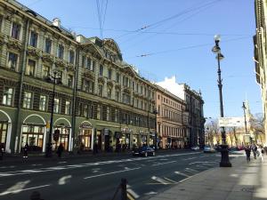 圣彼得堡Sonata Nevsky 5 Palace Square的一条城市街道,有建筑,人行道上的人在