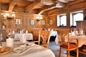 德弗雷根谷地圣雅各布Hotel Jesacherhof 4s的用餐室设有桌椅和窗户。