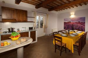 阿西西Casale Merlino的厨房配有带黄桌布的餐桌