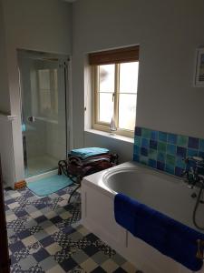拉特沃思Victoria Farm的设有带浴缸和淋浴的浴室。