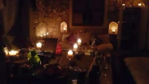 锡瓦Siwa Relax Retreat Ecolodge的一间黑暗的房间,里面设有一张桌子和蜡烛