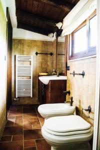 马利耶Tenuta Le Crie的浴室设有2个卫生间和水槽