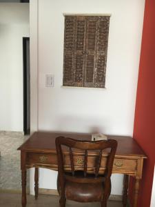 埃尔卡拉法特Casa Patagónica Los Frutales的一张木桌,旁边是椅子