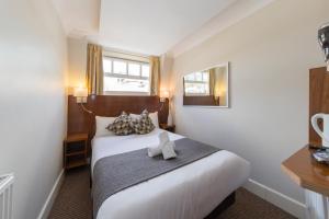 伦敦切斯特酒店的卧室配有一张大白色床和窗户