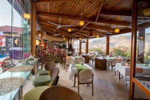 阿拉尼亚索纳塔别墅公寓的餐厅配有桌椅,位于山脉的背景中