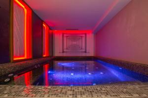 阿尔及尔Lamaraz Hotels的游泳池,位于红灯的房间