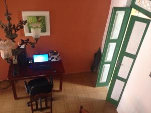 萨尔瓦多普罗维登西亚旅舍的一间配备有一张书桌的房间,电脑在里面