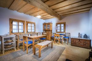 斯祖贝莱克Drevenica Traditional Cottage Old Centre的一间带桌椅和木制天花板的用餐室