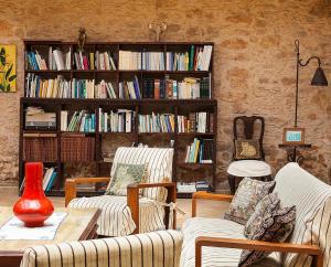 安提瓜Hotel Rural Era de la Corte - Adults only的客厅配有两把椅子和书架