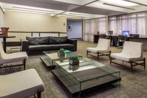 巴西利亚希亚公园行政酒店的客厅配有沙发、椅子和桌子