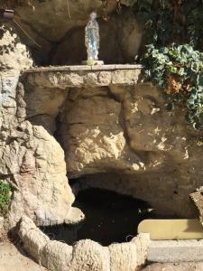 圣马力诺Residence Riccardi的石洞顶部的女人雕像