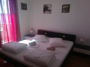 茨里克韦尼察奥德沃雅克公寓的一间卧室配有一张带两个枕头的床