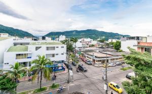 约帕尔Hotel Azulejo del Llano的城市街道的空中景观