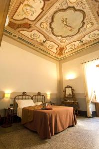 孔韦尔萨诺德埃齐亚宫酒店的一间设有两张床和花式天花板的客房