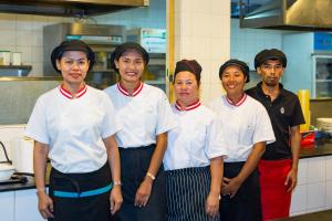 芭东海滩Austrian Garden Hotel & Restaurant Patong的一群厨师站在厨房里