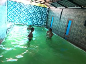 科钦Palm Rivera Kochi的三个孩子在游泳池里