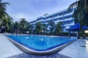 丹戎槟榔彩虹度假酒店的大楼前的大型游泳池