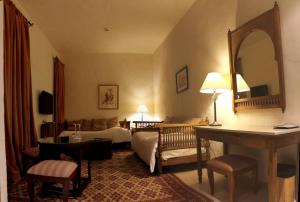 托泽尔达尔赛达贝亚酒店的酒店客房,配有床和镜子