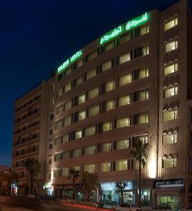 安曼托莱多安曼酒店的夜间标有标志的酒店大楼