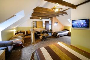 沃鲁拉杜瑞酒店的阁楼间设有两张床和电视。