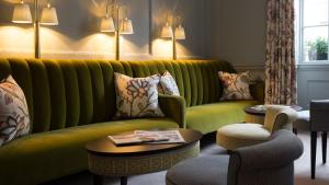 巴斯昆斯伯里酒店的客厅配有绿色沙发和椅子