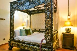 马六甲荷仁博物馆5号酒店的一间华丽的卧室,卧室内配有一张床