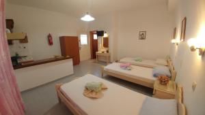 洛加拉斯Oasis Studios Logaras的一间小客房,配有两张床和一间浴室